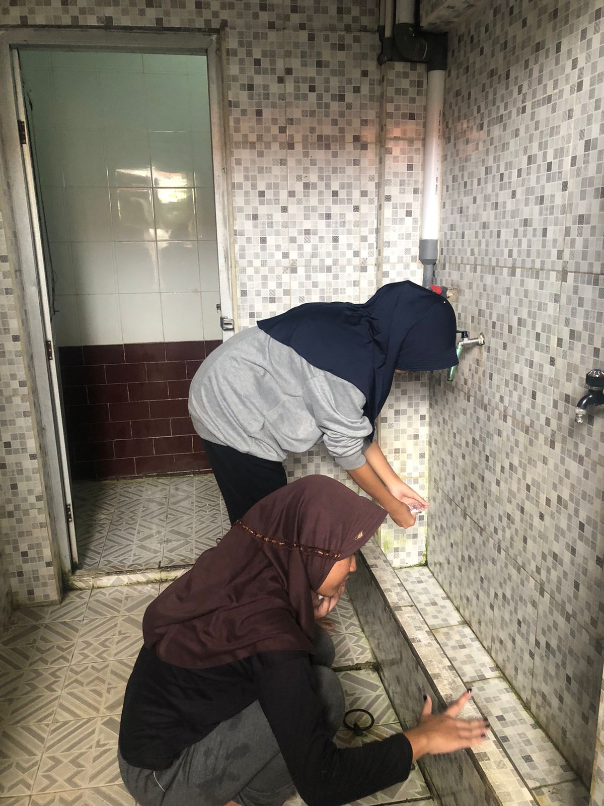 Kerja Bakti Lingkungan Warga dan Lingkungan Masjid Al-Himmah